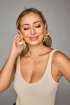 Fawna Statement Earrings - Creamy Shell -US Skirt Sales Store 0D5A7379