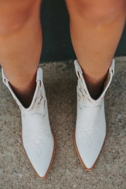 Valencia Star Western Boot - Cream 10 Valencia Star Western Boot - Cream -US Skirt Sales Store 0D5A8098