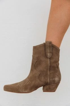 Matisse Arlo Suede Bootie - Taupe 9 Matisse Arlo Suede Bootie - Taupe -US Skirt Sales Store 0D5A8988